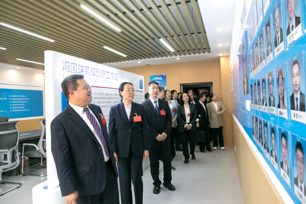 劳模领航启新程 匠心筑能谱新篇—世界杯官网举行冯国瑞劳模创新工作室揭牌仪式